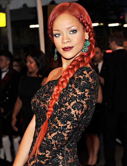 Rihanna cực ấn tượng với màu tóc đỏ, cô quá thu hút và sexy với váy ren gợi cảm và mái tóc tết lệch dài như công chúa.