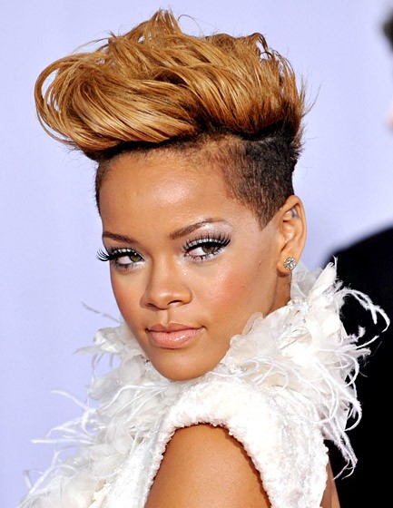 Rihanna nổi bật hơn cả với mái tóc tém cá tính, khuôn mặt của kiều nữ này rất dễ thay đổi kiểu tóc: quyến rũ, dễ thương hay nghịch ngợm đều rất hợp.