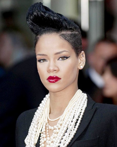 Kiểu đầu như "sét đánh" này của Rihanna từng rất được ngưỡng mộ, cộng thêm phong cách trang điểm ấn tượng khiến cô càng "ăn điểm".