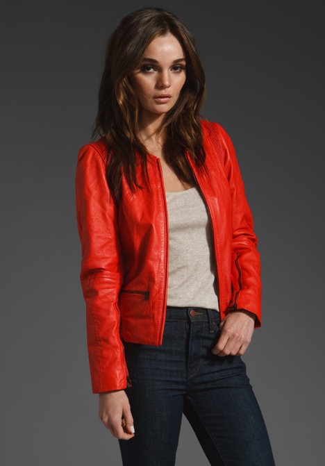 Bạn gái mặc đồ jeans và áo phông xám giản dị bỗng nổi bật và sexy hơn với áo khoác da màu đỏ rực rỡ này.