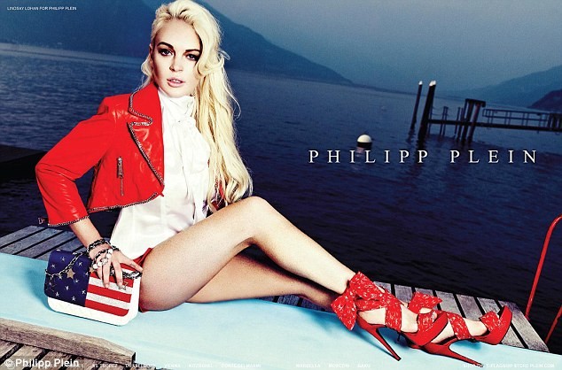Nữ hoàng lắm chiêu Lindsay Lohan cũng từng tạo cơn sốt cho các bạn gái với mẫu áo da đỏ cực nổi bật này.