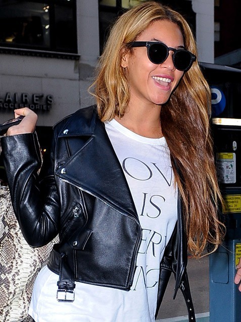 Mẫu áo da cổ bẻ to bản mà Beyonce diện trông thật khỏe khoắn, bắt mắt.