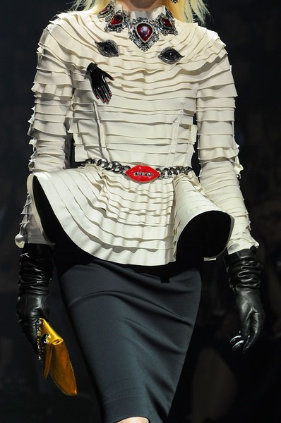 Mẫu áo váy thiết kế kiểu 3D của Lanvin với trang trí mắt, môi và bàn tay trên thân áo khiến người xem khó rời mắt.