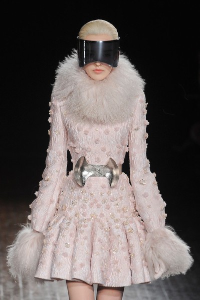 Một mẫu thiết kế quá ấn tượng của Alexander McQueen với kiểu váy xòe nữ tính kết hợp cặp kính màu to bản.