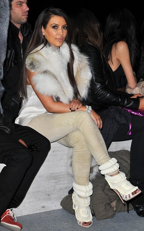 Kim Kardashian tại buổi trình diễn bộ sưu tập của Kanye West gây ấn tượng với gu thời trang cá tính.