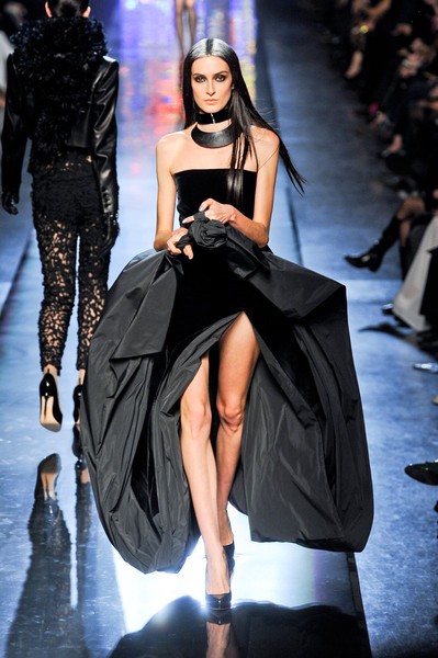 Mẫu váy khoe chân thon của nhà thiết kế Jean Paul Gaultier khiến mọi người liên tưởng đến màn khoe chân quá lố của Angelina Jolie.