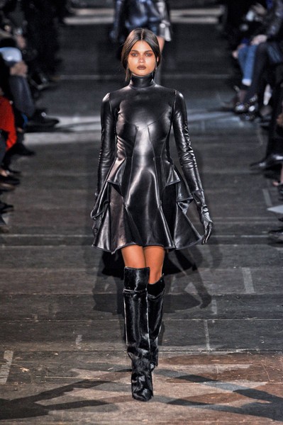 Mẫu thiết kế chất liệu da kín như bưng của Givenchy gây ấn tượng trên sàn diễn.