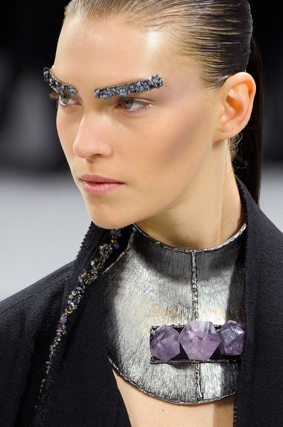 Cận cảnh đôi lông mày đính đá góp phần làm nên thành công và để lại ấn tượng mạnh tại Tuần lễ thời trang Paris.