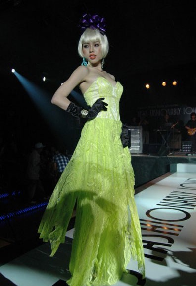Hoàng Điệp bắt chước phong cách Lady Gaga trên sân khấu nhưng trông khá "lạc nhịp" (Megafun)