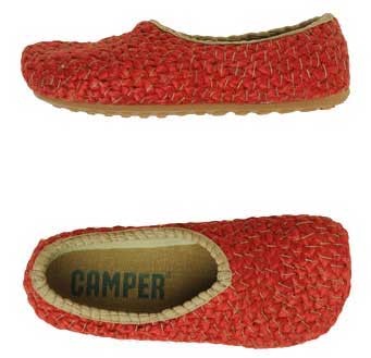 Đôi giày cói màu đỏ chắc có lẽ chỉ sử dụng để đi dạo trong vườn nhà. Xem thêm: Phong cách thời trang Sao Việt / Bộ sưu tập váy xinh chào hè 2012.
