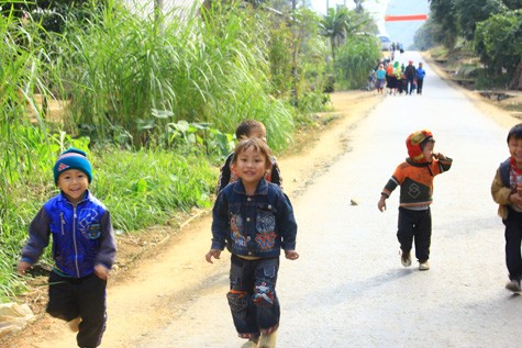 Trẻ con hồn nhiên nô đùa khi có đoàn từ thiện đến thăm bản làng