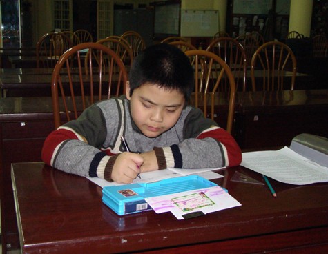 Bé Nguyễn Lê Quý Dương 19h vẫn cặm cụi làm bài tập tại trường THPT Việt Đức