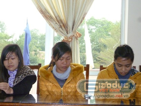 Nguyễn Thị Hải Yến (ngồi giữa) đã khóc khi nói về tình hình làm việc trong những ngày vừa qua tại công ty Hồng Hải