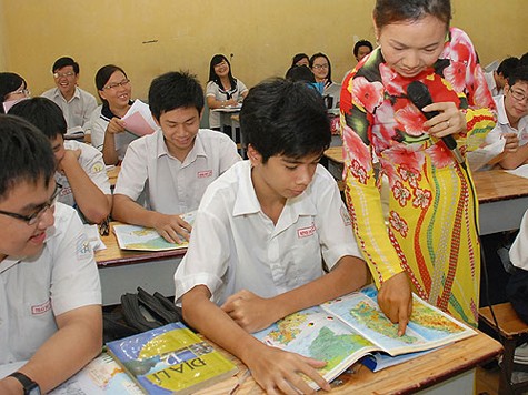 Học sinh lớp 12 Trường THPT Hùng Vương - TPHCM ôn thi môn địa lý trên Atlat.