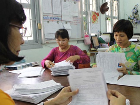 Cán bộ phòng học vụ Trường THPT chuyên Lê Hồng Phong (TPHCM) kiểm tra và phân loại hồ sơ đăng ký ngày 13-4. Trường này chỉ có bốn hồ sơ ĐKDT đại học khối C