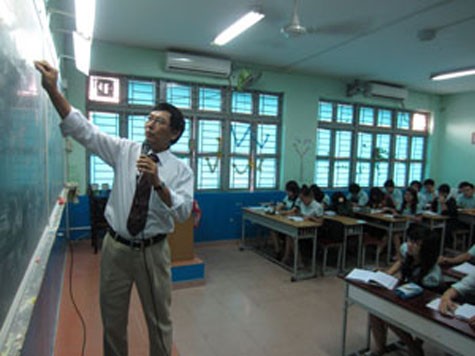 Thầy Nguyễn Thanh Thống hướng dẫn TS lớp 12 Trường THCS-THPT Trí Đức ôn tập môn lịch sử
