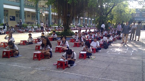 Học sinh làm bài tại sân trường - Ảnh: Lưu Trang
