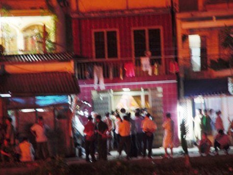 Cơ quan công an khám xét, bắt giữ 2 đối tượng tống tiền tại một ngôi nhà trên đường Vạn Kiếp, P.3, Q.Tân Bình, TP.HCM vào đêm 21/5