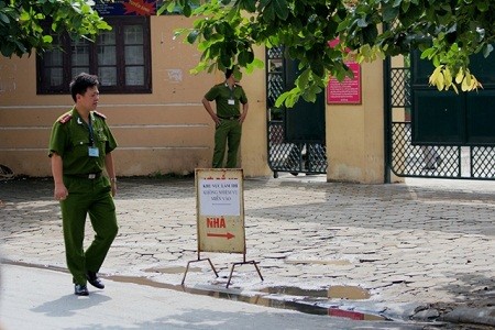 An ninh được thắt chặt nghiêm ngặt từ ngoài cổng Trường THPT Cầu Giấy (Hà Nội)