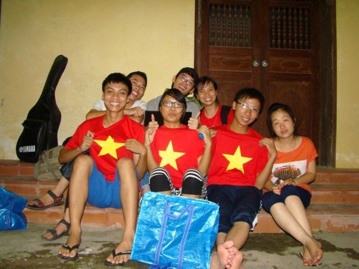 Đội sinh viên tình nguyện mang tên Mùa hè xanh túc trực tại Chùa Bằng A để làm công tác tiếp sức mùa thi cho các sĩ tử.