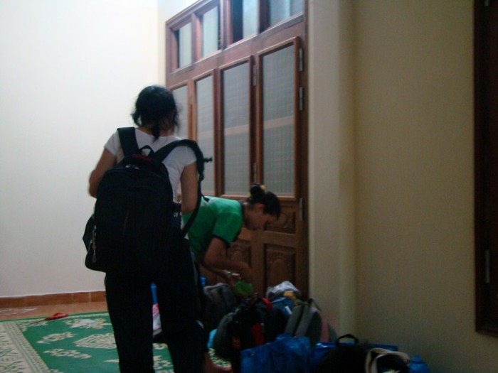 Đội sinh viên tình nguyện cũng ở lại chùa để kịp sáng 8/7 đưa các thí sinh đi làm thủ tục dự thi.