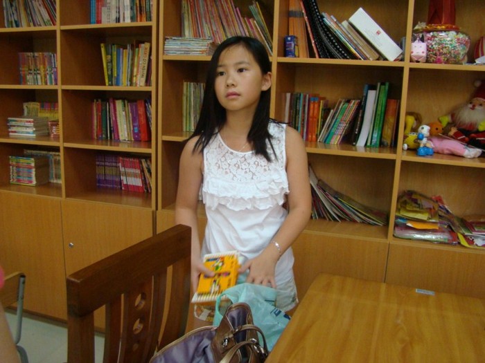 Cô con gái thứ 2 của GS Châu -Thanh Nguyên chuẩn bị đồ dùng để "lên lớp"