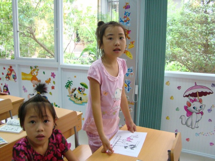 Các em bé dù đang mang bệnh tật song vẫn rất hứng thú với buổi học tiếng Anh của các "cô giáo nhỏ"