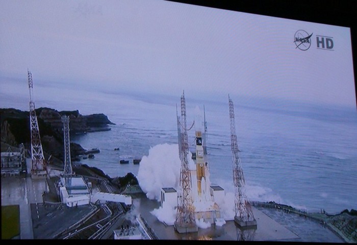 Đúng 11h06 phút Nhật Bản (9h06 phút Việt Nam) tên lửa đẩy chính thức được phóng lên. TRA CỨU ĐIỂM THI ĐẠI HỌC CAO ĐẲNG 2012