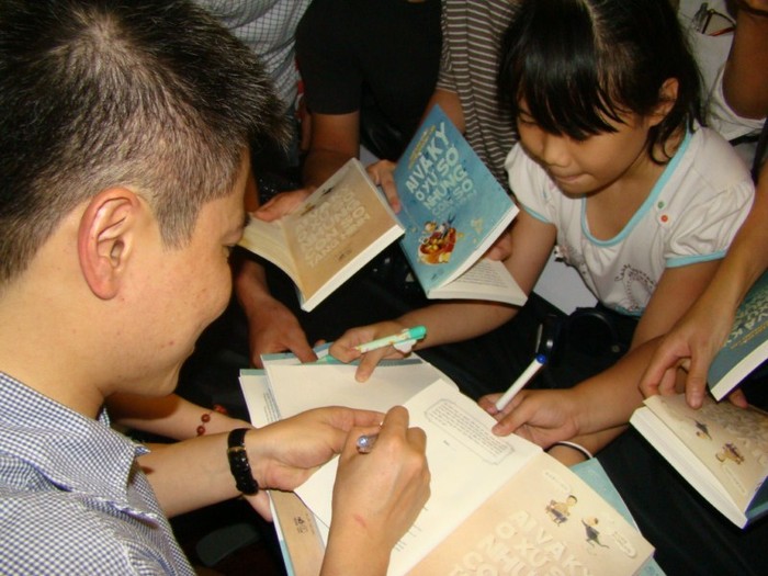 Các em nhỏ rất hăng hái xin chữ ký GS Châu mong có thể lấy đó làm động lực để học tập tốt hơn >>BẤM ĐÂY XEM CẬP NHẬT ĐIỂM THI ĐẠI HỌC, CAO ĐẲNG NHANH NHẤT 2012
