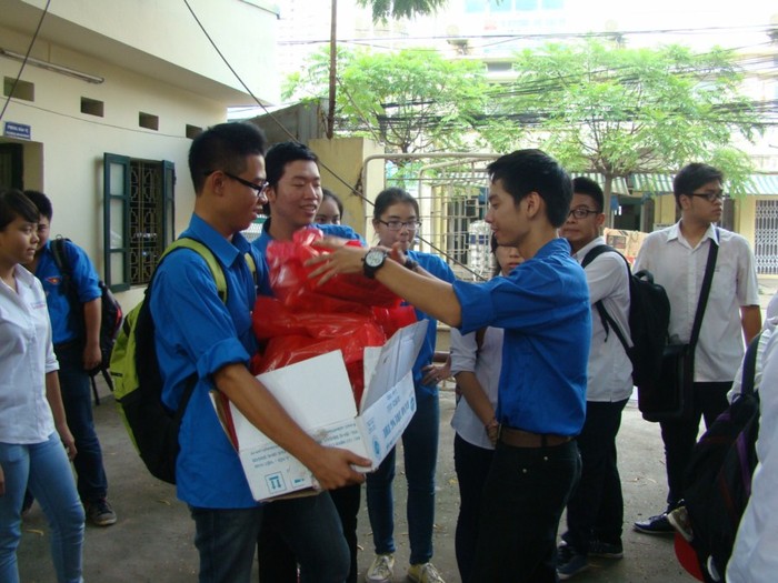 Nhân dịp Tết Trung thu, học sinh trường THPT Lương Văn Can đã đến tặng quà và giao lưu với các em nhỏ tật nguyền tại Làng trẻ em Hòa Bình -Thanh Xuân