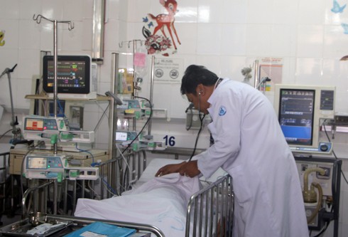 Bệnh nhân T.T.U đang được điều trị tại Bệnh viện Nhi Đồng 1. (Ảnh: Đ.Q)