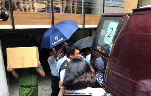 Cơ quan Cảnh sát điều tra Bộ Công an thu giữ nhiều tài liệu có liên quan đến vụ án tại Eximbank, chi nhánh thành phố Hồ Chí MInh. (Ảnh: H.L)