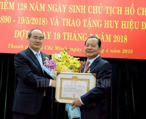 Bí thư Nguyễn Thiện Nhân trao Huy hiệu 50 năm tuổi Đảng và tặng hoa chúc mừng đồng chí Lê Thanh Hải. (Ảnh: thanhuytphcm.vn)