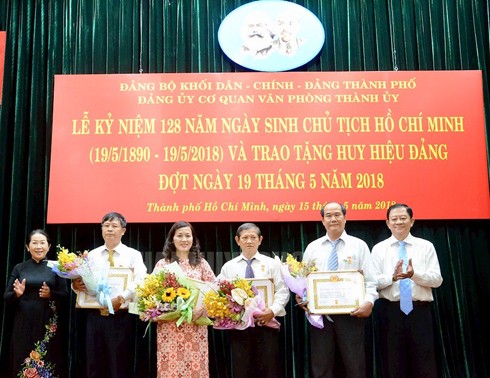 Phó Bí thư Thành ủy Võ Thị Dung trao Huy hiệu 30 năm tuổi Đảng cho các đảng viên. (Ảnh: thanhuytphcm.vn)