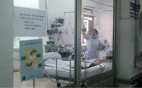 Bệnh nhân bị cúm A/H1N1 đang được điều trị tại Bệnh viện Chợ Rẫy. (Ảnh: H.L)