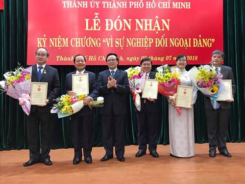 Các lãnh đạo, nguyên lãnh đạo Thành phố Hồ Chí Minh nhận Kỷ niệm chương &quot;Vì sự nghiệp đối ngoại Đảng&quot; tại buổi lễ. (Ảnh: HCM CityWeb)