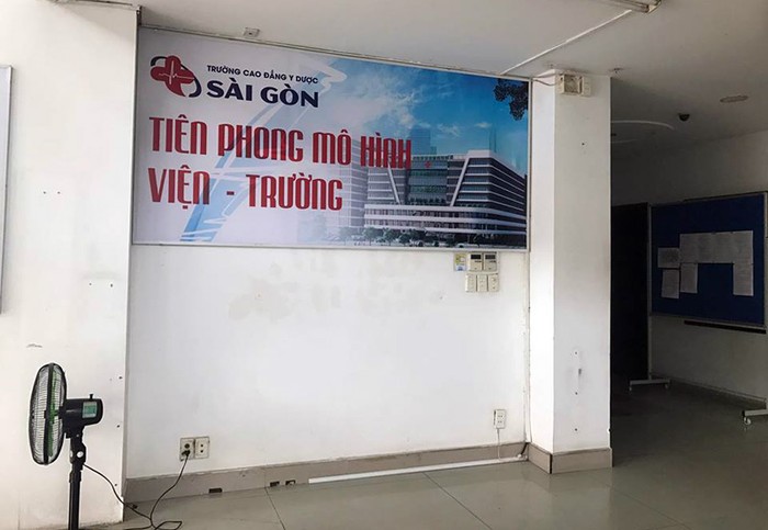 Bên trong địa điểm Trường Cao đẳng Y dược Sài Gòn thuê để đào tạo. Đây là tòa nhà thuộc lô số 7, theo quyết định của thành phố thì không phải nơi dành cho đào tạo. (Ảnh: H.L)