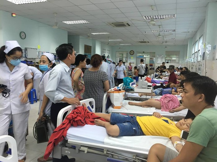 Các cháu học sinh đang được điều trị tại Bệnh viện quận Tân Phú. (Ảnh: N.L)