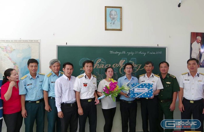Chính quyền địa phương và giáo viên trong ngày Nhà giáo Việt Nam. (Ảnh: H.T)