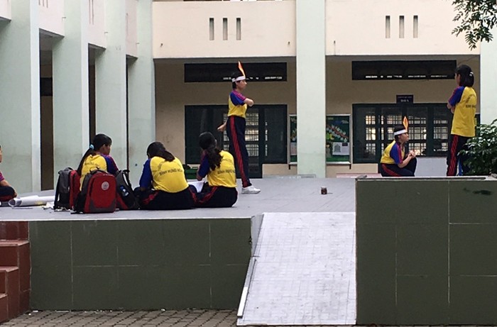 Học sinh nhà trường tập luyện múa tại khu vực sân khấu nhà trường chiều 30/11. (Ảnh: Nguyễn Nga)