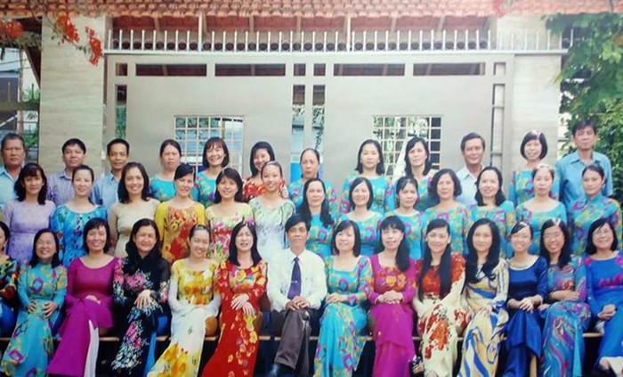 Thầy Nguyễn Văn Hùng (áo trắng, ở giữa) và tập thể giáo viên Trường Tiểu học Mê Linh. (Ảnh: H.L)