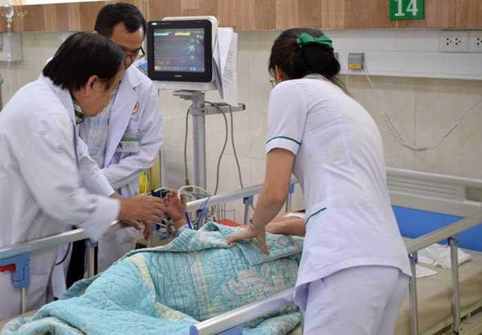 Các y bác sĩ đang chăm sóc cho bệnh nhân tại Bệnh viện đại học Y dược Shingmark. (Ảnh: Hưng Long)