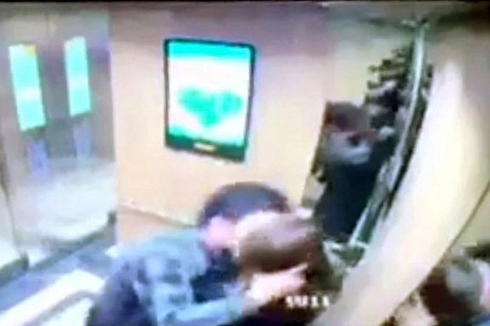 Vụ việc nữ sinh viên bị xâm hại trong thang máy tại Thành phố Hà Nội. (Ảnh chụp từ clip)
