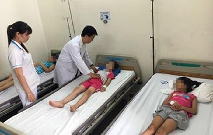 Các học sinh đang được cấp cứu tại Bệnh viện Đa khoa Tâm Trí Sài Gòn. (Ảnh: H.L)