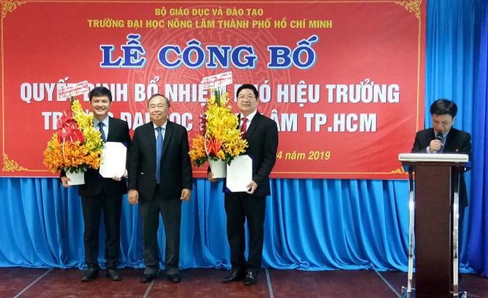 Hai Phó Hiệu trưởng Trường Đại học Nông Lâm Thành phố Hồ Chí Minh nhận quyết định và lẵng hoa chúc mừng từ Ban Giám hiệu nhà trường. (Ảnh: H.L)