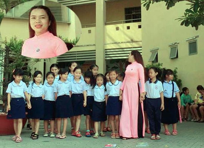 Cô Nguyễn Thị Bông chụp hình kỷ yếu cùng các học sinh ngày tổng kết. (Ảnh nhân vật cung cấp)