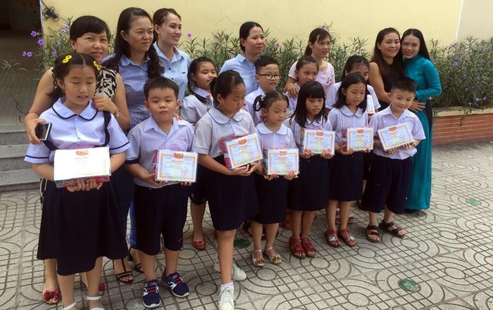 Cô Nguyễn Thị Bông cùng phụ huynh và các em học sinh. (Ảnh nhân vật cung cấp)
