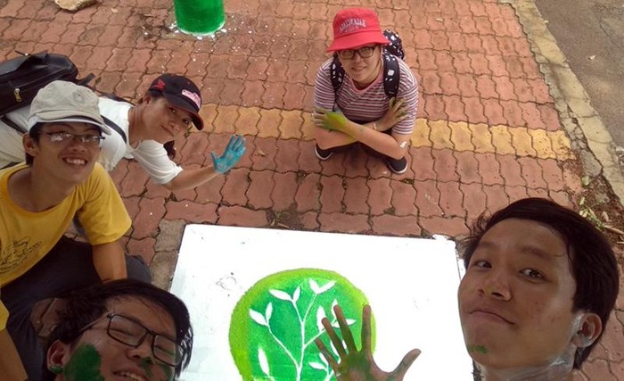 Học sinh Lê Quang Trí (ngoài cùng bên phải) trong một hoạt động hưởng ứng bảo vệ môi trường tại Thị xã Long Khánh. (Ảnh: Q.T)