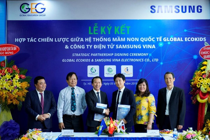 Ông Nguyễn Hữu Việt - Tổng giám đốc Hệ thống Mầm non Quốc tế Global Ecokids và ông KC Ryu Cố vấn cao cấp Công ty điện tử Samsung Vina ký kết hợp tác. (Ảnh: Đ.H)
