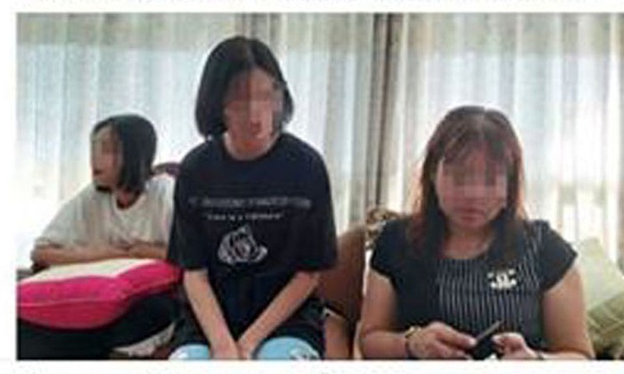 Bà Hương và học sinh trong buổi làm việc với nhà trường. (Ảnh chụp màn hình trên mạng xã hội)